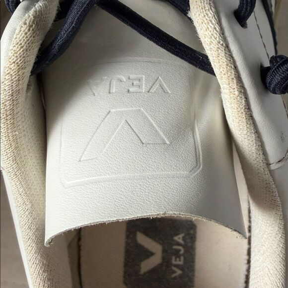 Veja V-10 Leather Sneakers White Black Red Women’s Size 8 (EU 39) - Picture 11 of 15